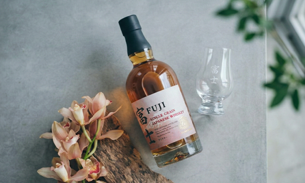 說明：富士單一穀物威士忌的風味繁複，溫暖、深沈，既有源自威士忌年輕的新鮮花果香氣，也有源自充分熟成的淡淡皮革氣息與木質氣味，藏在風味細節裡的，盡是精準的酒體設計、熟度掌握與比例拿捏！