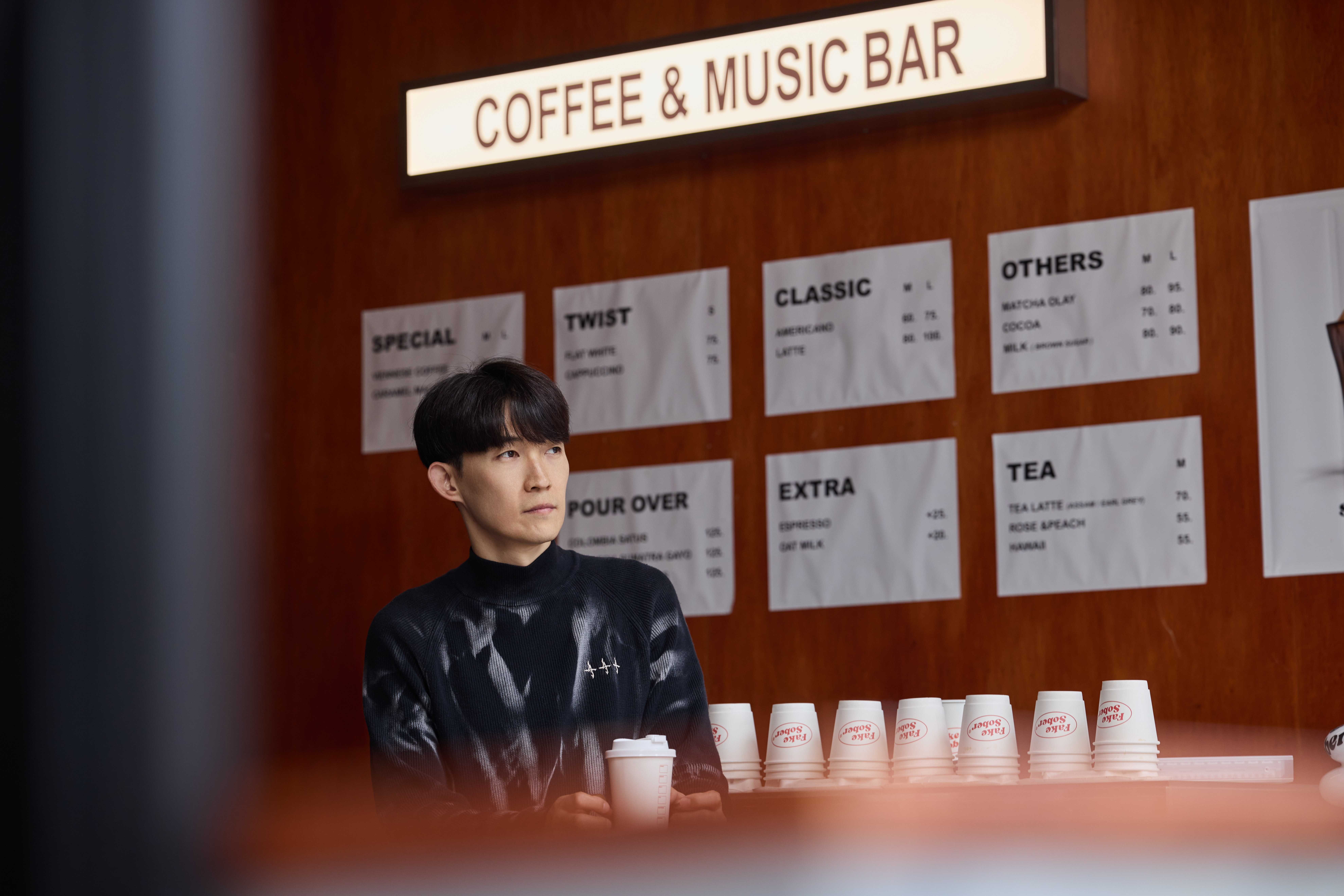 位於信義區的街邊，白天咖啡，夜晚酒吧，不混淆消費場景。