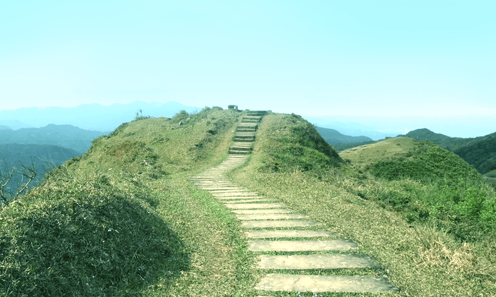 位在新北與宜蘭交界處的桃源谷大草原，共有四條主要路線可看見山海交會的海天美景