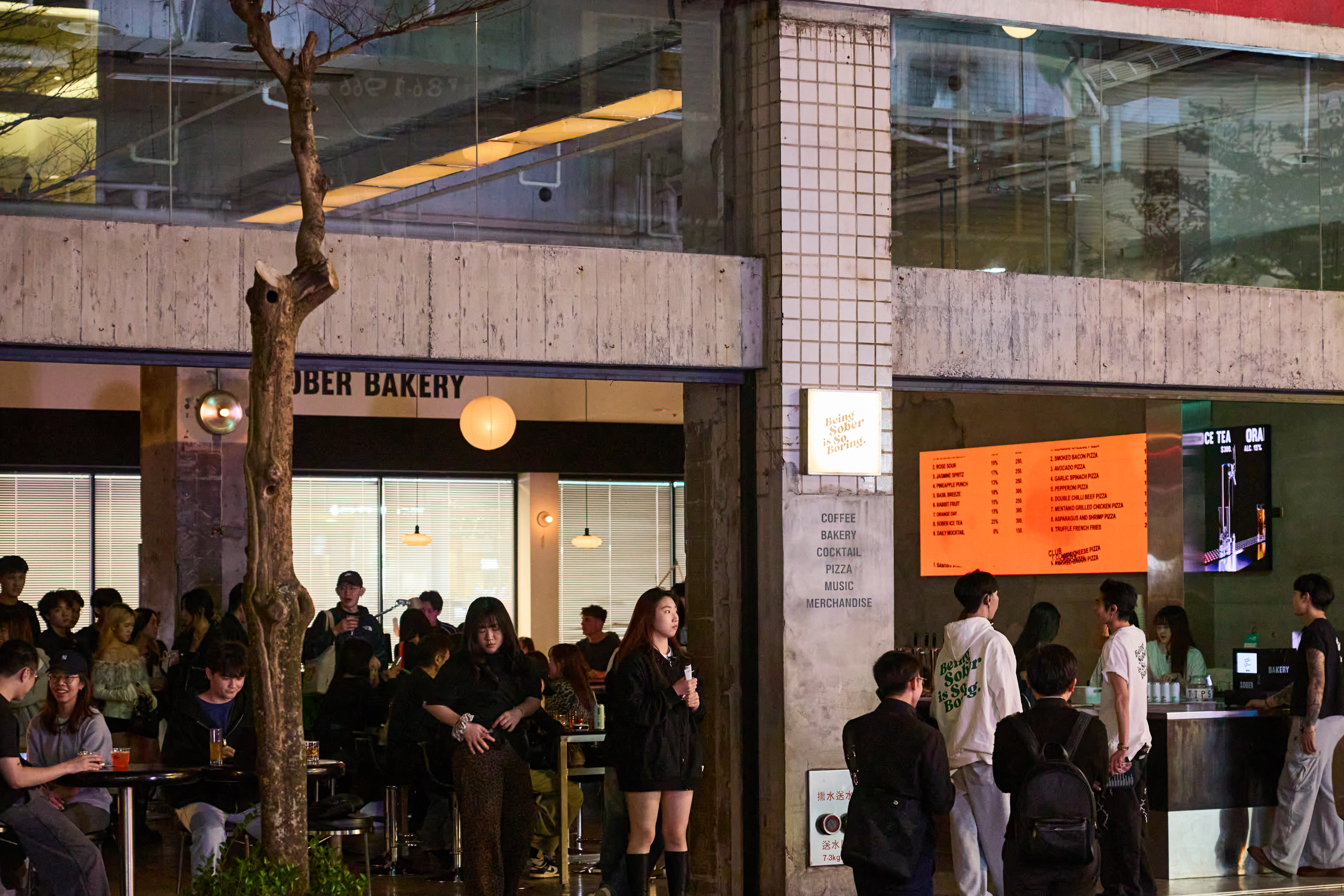 喝酒的需求沒有消失，消費者到酒吧尋找對的社交氣氛。